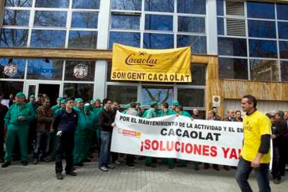 Unos 200 trabajadores, casi la plantilla completa, ha protestado esta tarde ante la planta de Cacaolat en Barcelona.