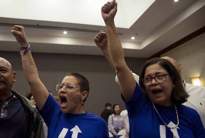 La activista Tamara Davila (izquierda) y la dirigente opositora Violeta Granera durante una elección interna de la opositora Unidad Azul y Blanco (UNAB).