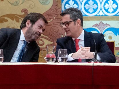 El presidente del Consejo General del Poder Judicial (CGPJ), Vicente Guilarte, y el ministro de la Presidencia, Justicia, y Relaciones con las Cortes, Félix Bolaños, en un acto en diciembre de 2023.