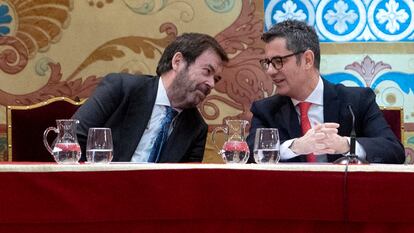 El presidente del Consejo General del Poder Judicial (CGPJ), Vicente Guilarte, y el ministro de la Presidencia, Justicia, y Relaciones con las Cortes, Félix Bolaños, en un acto en diciembre de 2023.