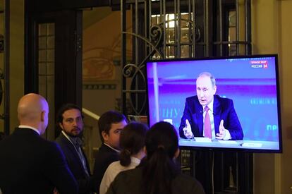 Vladimir Putin contestando a las preguntas de los periodistas rusos.