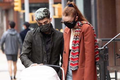 Gigi Hadid y Zayn Malik paseando a su hija Khai, el 25 de marzo de 2021 en Nueva York. 