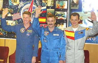 De izquierda a derecha, los astronautas Michael Foale, Alexander Kaleri y Pedro Duque, ayer, en la base de Baikonur.
/ ASSOCIATED PRESS