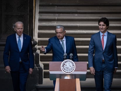 El presidente de los Estados Unidos, Joe Biden, el presidente de México, Andrés Manuel López Obrador, y el primer ministro de Canadá, Justin Trudeau, en el Palacio Nacional, antes de dar el mensaje a medios en la Cumbre de Líderes de América del Norte.