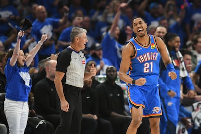 Aaron Wiggings celebra una canasta de los Oklahoma City Thunder en el partido de este domingo.