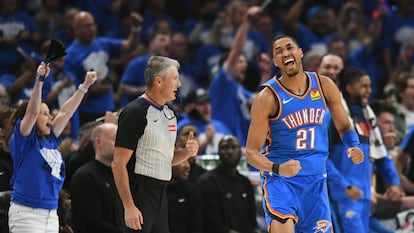 Aaron Wiggings celebra una canasta de los Oklahoma City Thunder en el partido de este domingo.