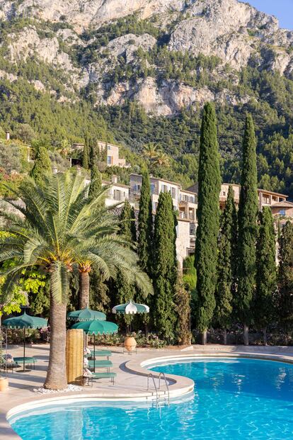 La piscina principal de La Residencia, escondida entre las montañas de la sierra de Tramuntana.