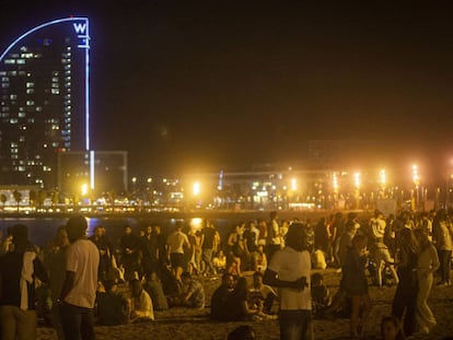 VIsta de la playa de Barcelona durante el botellón generado anoche.