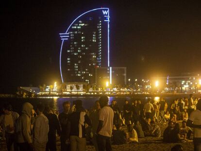 VIsta de la playa de Barcelona durante el botellón generado anoche.