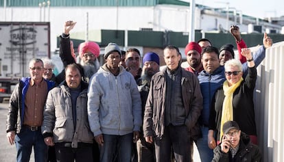 Un grupo de trabajadores de Le Porc Gourmet, a las puertas del matadero.