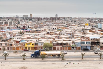 Los Industriales, en las afueras de la ciudad chilena de Arica, es uno de los barrios donde la población más sufre los efectos de la exposición prolongada a la contaminación provocada por residuos mineros de una empresa sueca. En cada casa se cuentan historias de cánceres y muertes, y ya son varias las generaciones que han crecido acostumbradas al dolor. “Aquí todos estamos enfermos”, repiten los vecinos.