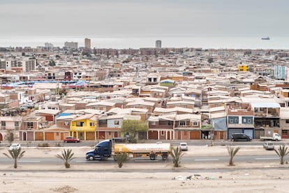 Los Industriales, en las afueras de la ciudad chilena de Arica, es uno de los barrios donde la población más sufre los efectos de la exposición prolongada a la contaminación  provocada por residuos mineros de una empresa sueca. En cada casa se cuentan historias de cánceres y muertes, y ya son varias las generaciones que han crecido acostumbradas al dolor. “Aquí todos estamos enfermos”, repiten los vecinos.