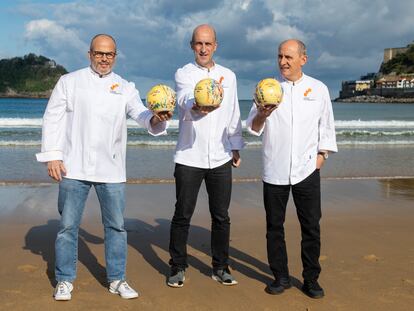 Los cocineros Jordi Vilà, Aitor Arregi y Paco Pérez, galardonados con tres soles Repsol, en la playa de la Concha, en San Sebastián.