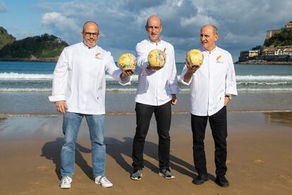 Los cocineros Jordi Vilà, Aitor Arregi y Paco Pérez, galardonados con tres soles Repsol, en la playa de la Concha, en San Sebastián.