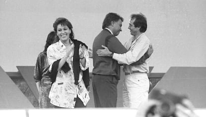 El presidente del Gobierno, Felipe González, saluda a Joan Manuel Serrat, junto a Massiel en el mitin de cierre de campaña del PSOE en las elecciones legislativas de 1986, en el Rockódromo de la Casa de Campo de Madrid.
