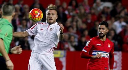 Immobile controla el balón ante la mirada de Álvaro.
