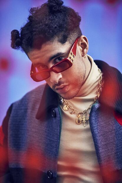 ¿Se puede ser Bad Bunny y no estar loco? “Algunos días es difícil”, responde sonriendo, “pero no me ha dado tiempo a volverme loco”.