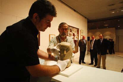 Dos empleados del Bellas Artes colocan ayer la escultura <b><i>Itziar,</b></i> de Jorge Oteiza.