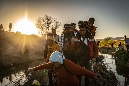 Un grupo de migrantes hace cola para poder cruzar el Río Bravo e intentar ingresar a territorio estadounidense.