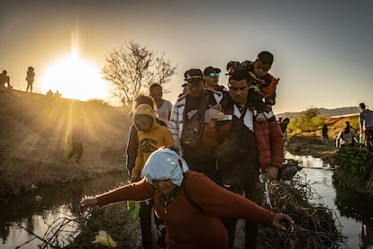 Una familia de migrantes venezolanos cruz el Río Bravo en la frontera de Ciudad Juárez para llegara El Paso, Estados Unidos, en 2023.