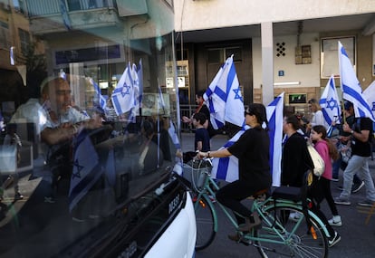 Un autobús permanece parado durante la marcha por el centro de Tel Aviv, este jueves. 