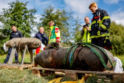 Extracción de dos bombas de la Segunda Guerra Mundial en Schleswig-Holstein, en septiembre de 2022.