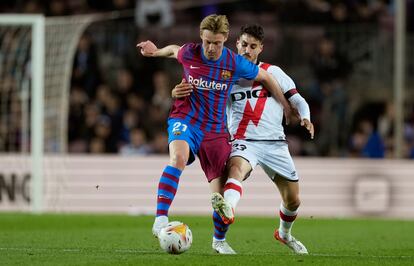 De Jong y Óscar Valentín, durante el encuentro entre el Barcelona y el Rayo.