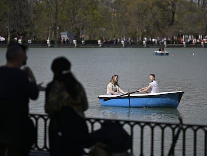 Una pareja en el lago del parque del Retiro, en Madrid, el pasado 22 de marzo.