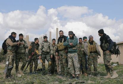 Un grupo de milicianos de las SDF, este lunes en los alrededores de Baghuz.