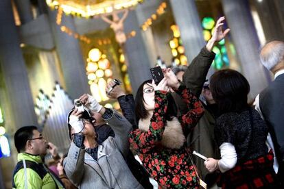 Turistas en la Sagrada Familia.