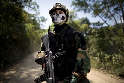 Un agente de las fuerzas especiales de la policía antinarcóticos después de destruir un laboratorio de cocaína en Tingo María (Perú).