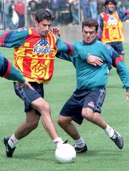 23-11-97.- Amor y Figo durante un entrenamiento.