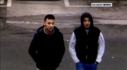 Salah Abdeslam, a la izquierda, y Hamza Attou el pasado 14 de noviembre en una gasolinera francesa.