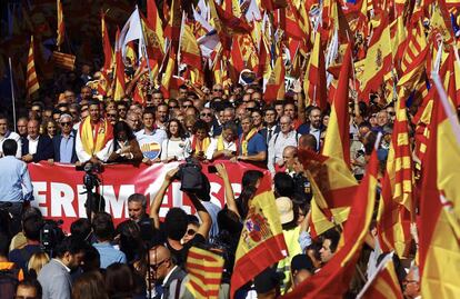 Capçalera de la la manifestació convocada per Societat Civil Catalana a Barcelona en defensa de la unitat d'Espanya sota el lema "Prou! Recuperem el seny".