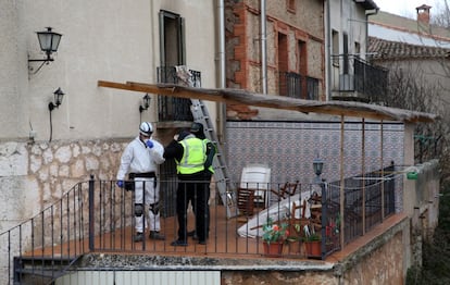 La familia víctima del incendio ocurrido en la casa rural de Tordómar, en el que murieron seis de sus miembros, celebrada el cumpleaños de la abuela, una de las fallecidas. En la imagen, agente de la Guardia Civil en la parte trasera de la casa rural donde se produjo en incendio.