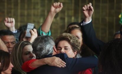 Dilma é abraçada por um parlamentar do PT antes de fazer o pronunciamento à imprensa. 