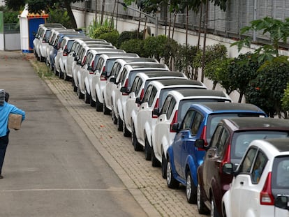 Varios coches eléctricos fabricados en una instalación de la compañía india Mahindira Electric, en Bangalore (India).