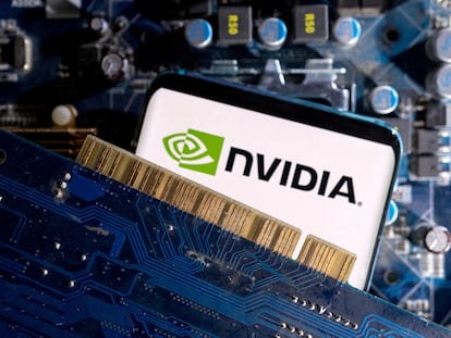 Smartphone con el logo de Nvidia.