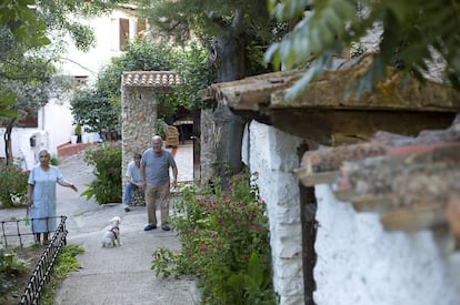 Vecinos de Olmeda de las Fuentes, en una de sus calles.