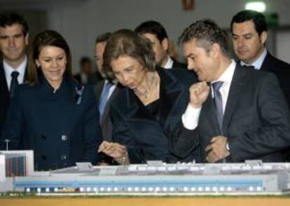 La Reina Sofía junto a la presidenta de Castilla-La Mancha, María Dolores de Cospedal (i), entre otros, durante la visita que ha realizado hoy en Marchamalo (Guadalajara) a la ampliación de las instalaciones de Farmavenix, del grupo farmacéutico Cofares.