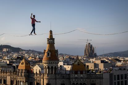 El funambulista Nathan Paulin recorre los 350 metros que separan los edificios Generali y Telefónica en Barcelona el 2 de julio. 