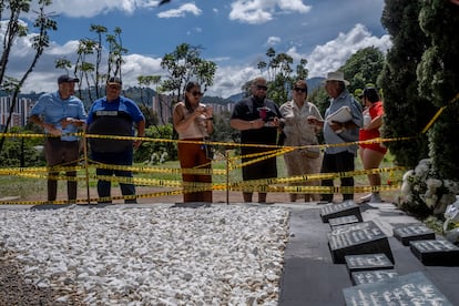 Varios turistas se acercan a la tumba de Pablo Escobar para hacer fotos, en Medellín, el martes 21 de noviembre de 2023.
