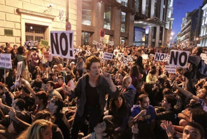 Cientos de indignados del Movimiento 15-M se dirigieron ayer al Congreso de los Diputados para protestar contra la reforma laboral.