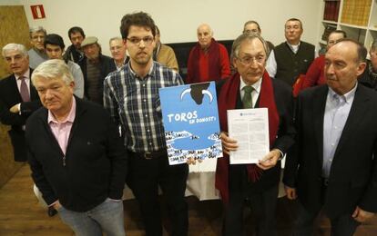 En el centro, Jon Ander Sanz, presidente de Toros en Donosti, Sí, y el portavoz de la asociación, Francisco Tuduri, junto a otros aficionados a la fiesta.