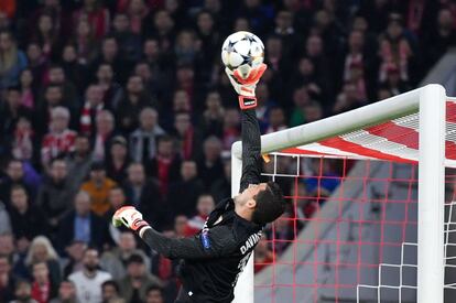 David Soria, portero del Sevilla, salta para hacerse con el balón.