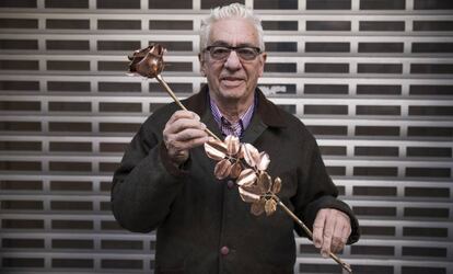 Juan Carlos Pallarols, el pasado domingo en Madrid con una de las rosas que crea con balas de la guerra de las Malvinas y de la guerra civil española.