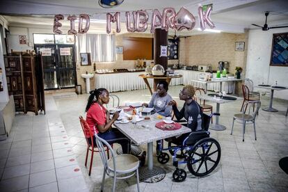 Asiya Mohammed desayuna con la también atleta Miriam Nandwa y la fisioterapeuta del equipo keniano Josephine Kaburu antes de su entrenamiento. "Tenía tanto desaliento y estaba tan frustrada cuando la federación keniana de remo y la federación keniana paralímpica me dijeron que no apoyarían a remeras en las clasificaciones preolímpicas por falta de fondos", lamenta la atleta. Ante esta situación su familia y sus amigos decidieron financiar el precio de su billete de avión a Túnez. Y tuvo recompensa: ella es la única remera keniana clasificada a los Juegos Paralímpicos. "Remaré hasta que gane una medalla en los Juegos Paralímpicos", promete Mohammed.