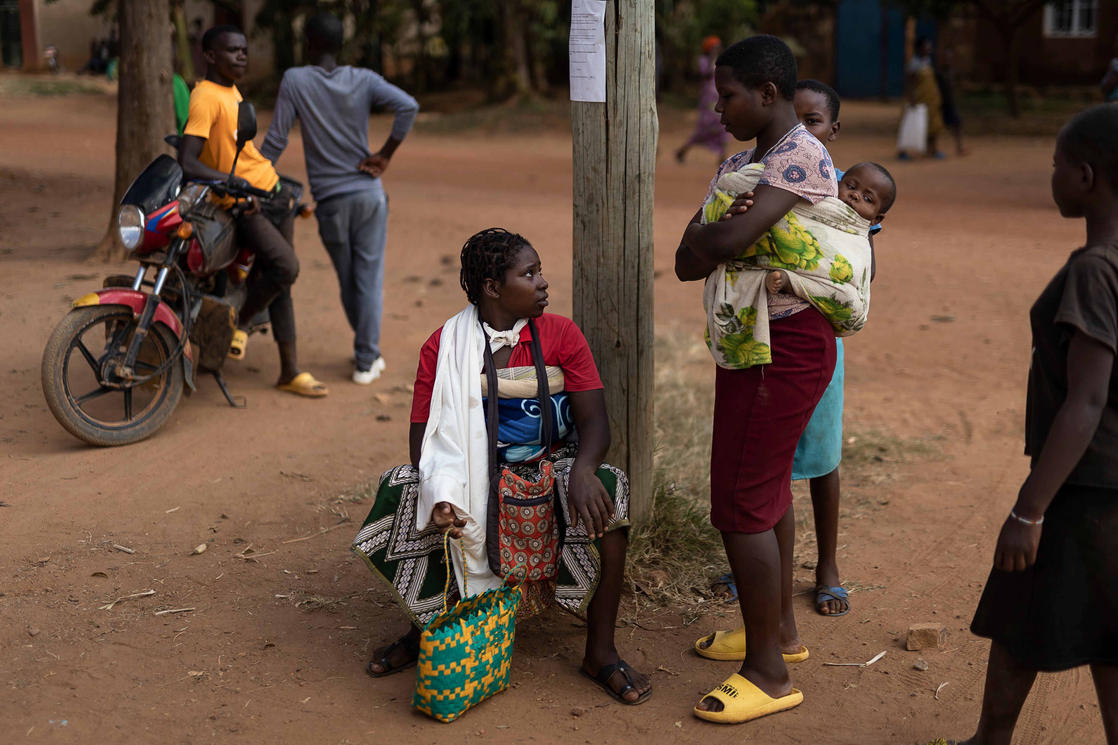 Dos jóvenes ruandesas, una de ellas con su bebé en la espalda, conversan en la pequeña localidad de Jurú. Según estimó Unicef en 2018, en Ruanda hace falta personal especializado en la salud mental de niños y adolescentes, para un tratamiento efectivo de las personas afectadas.