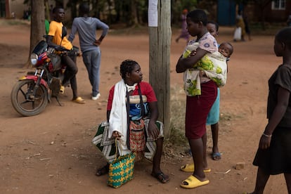 Dos jóvenes ruandesas, una de ellas con su bebé en la espalda, conversan en la pequeña localidad de Jurú. Según estimó Unicef en 2018, en Ruanda hace falta personal especializado en la salud mental de niños y adolescentes, para un tratamiento efectivo de las personas afectadas.