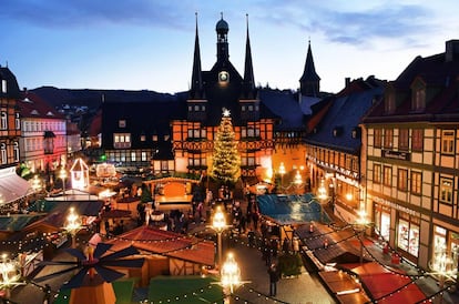 Una tradición marca el inicio del mercado navideño de Wernigerode (del 25 de noviembre al 22 de diciembre), ubicado en la plaza del Ayuntamiento de esta ciudad del este alemán: el alcalde de la ciudad declara inaugurada la feria cortando un gran ‘stollen’, un pan con pasas típico de estas fechas.